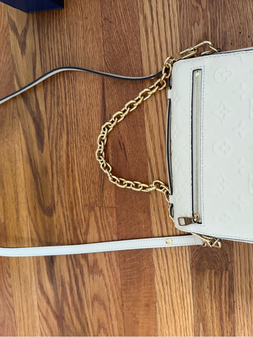 Louis Vuitton White Leather Crossbody with Gold Chain Strap - Picture 4 of 6